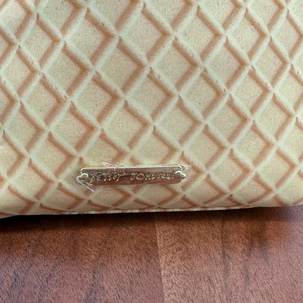 Betsey Johnson Kitsch Cosmetic Bag Womens Tan Ice Cream Sprinkles BM18780 OS
